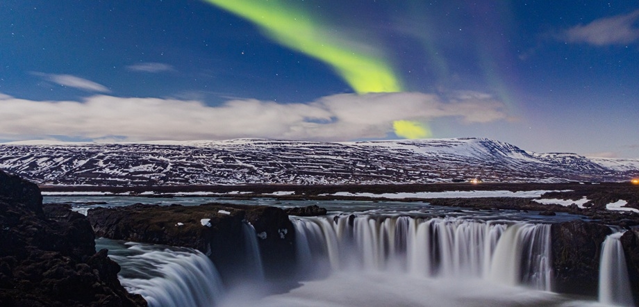 Green northern lights above Godafoss waterfall / Copyright: Visit North Iceland